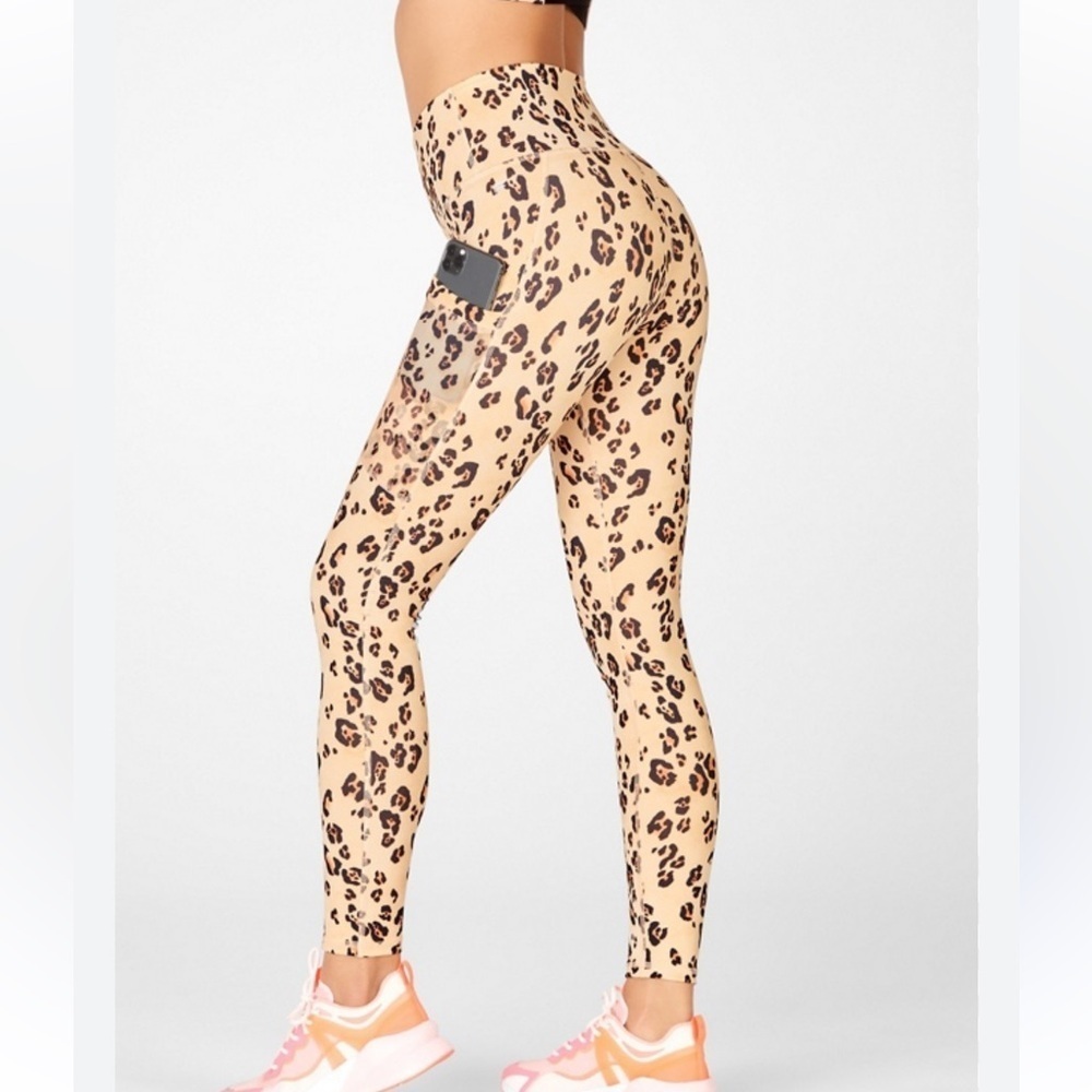 Women’s Fabletics Powerhold high waist on-the-go leopard leggings Size XS/S - Picture 2 of 5